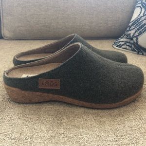Taos women’s olive woolery shoes
